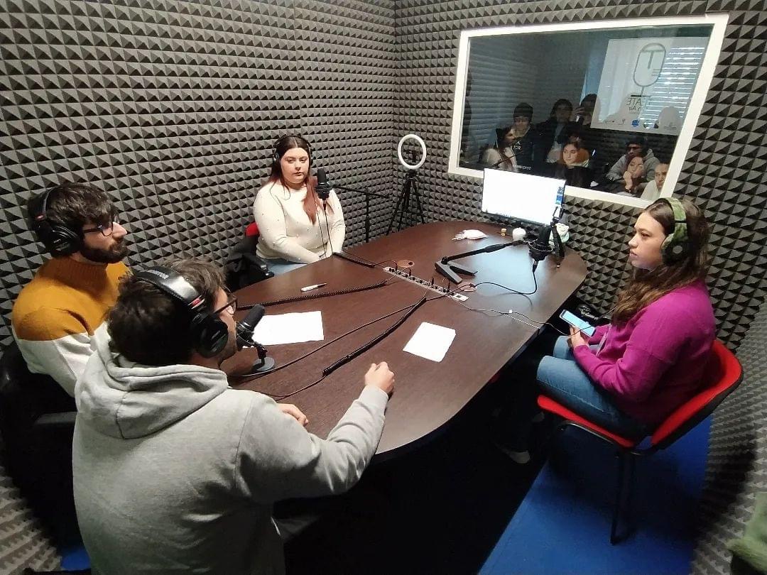 registrazione_di_un_podcast_nella_sala_radio_di_teate_on_air