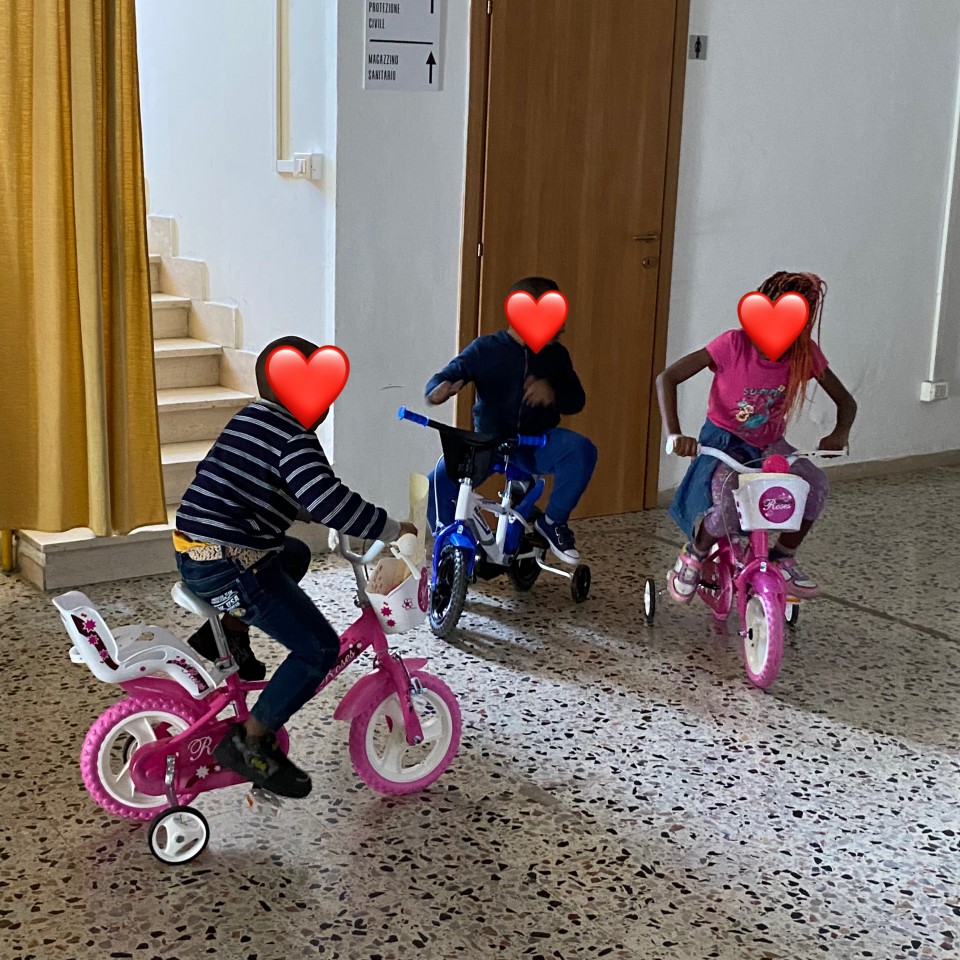 alcuni_dei_bambini_che_hanno_ricevuto_le_bici