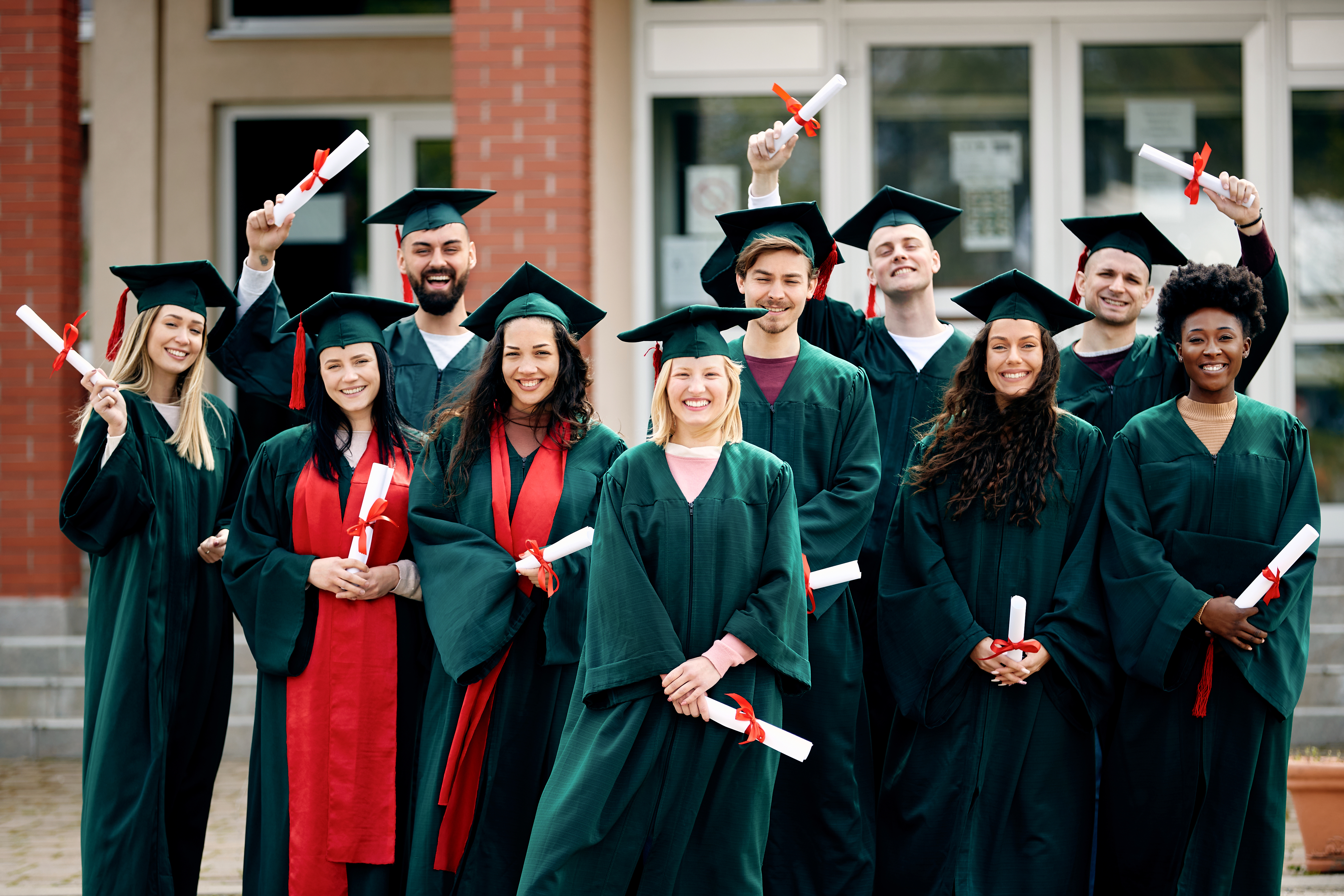 studenti laureati con toga