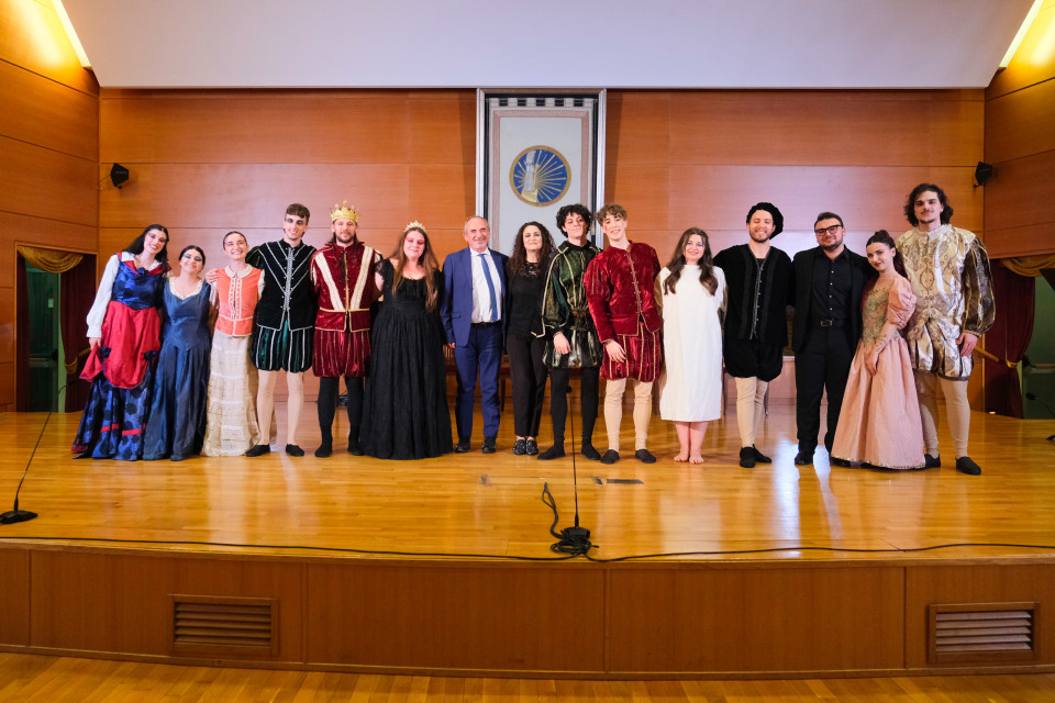 Magnifico Rettore, Prof.ssa Soccio con studenti di Storia del Teatro Inglese che hanno interpretato l’Amleto shakespeariano