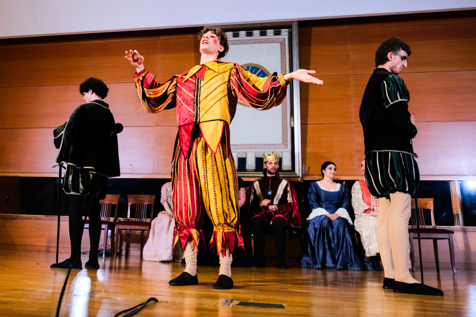 versione speciale dell’Amleto shakespeariano interpretata dalle studentesse e dagli studenti di Storia del Teatro Inglese