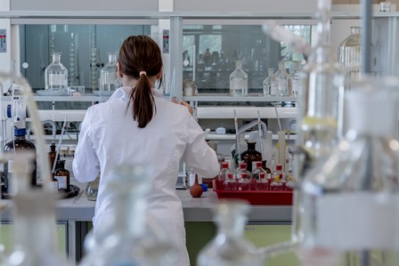 Farmacista in un laboratorio