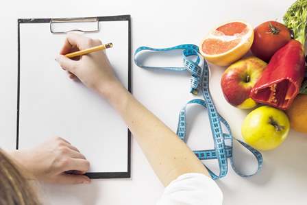Medico che scrive dieta