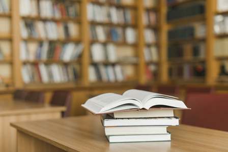 Libri su un tavolo di una biblioteca
