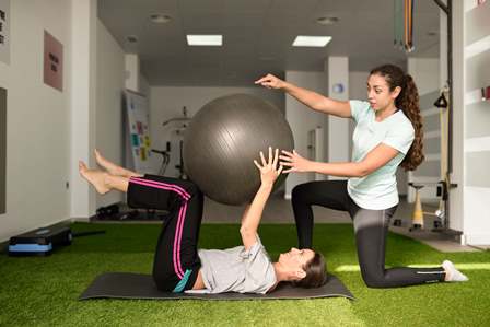Due ragazze in palestra che si esercitano