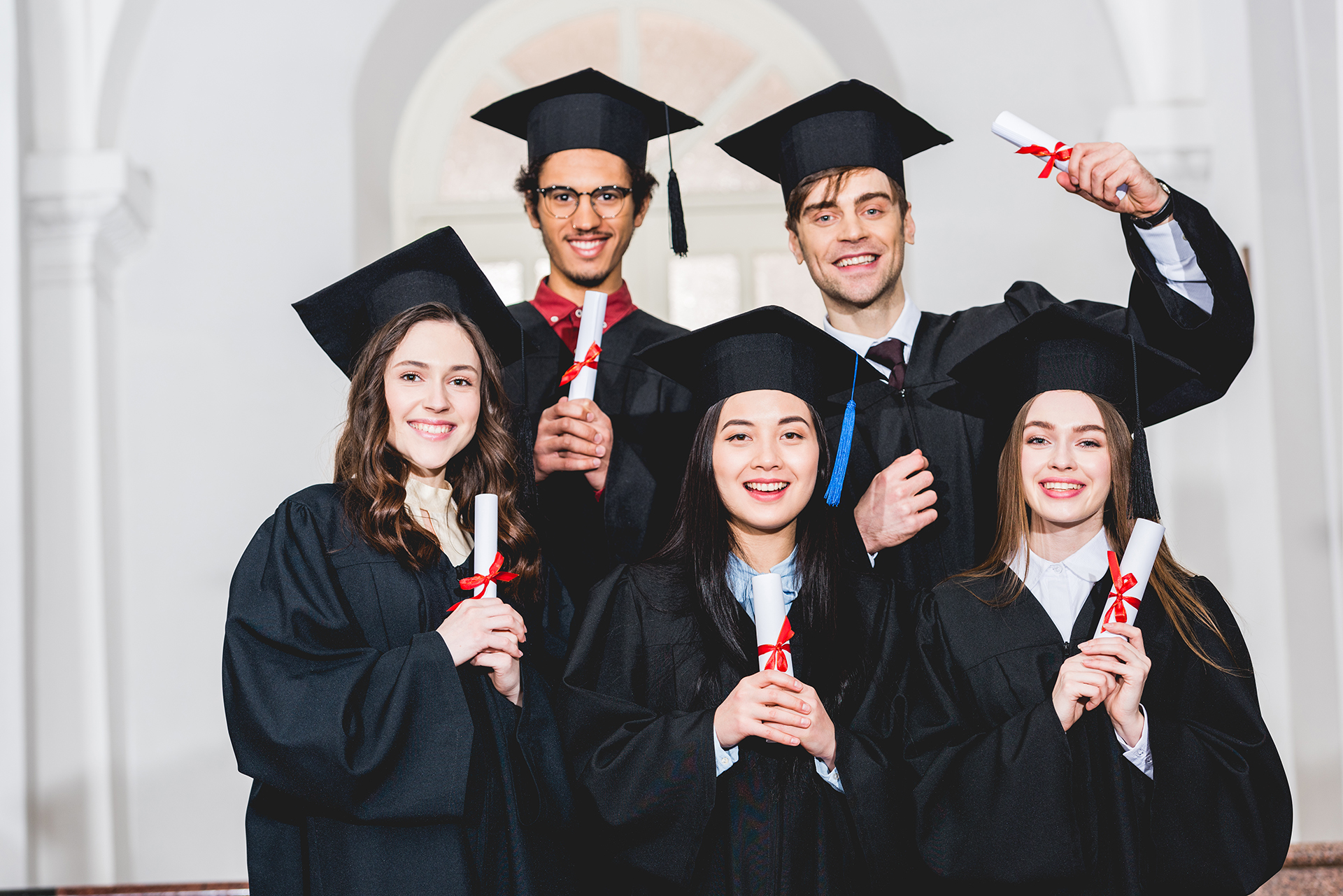 studenti laureati con toga