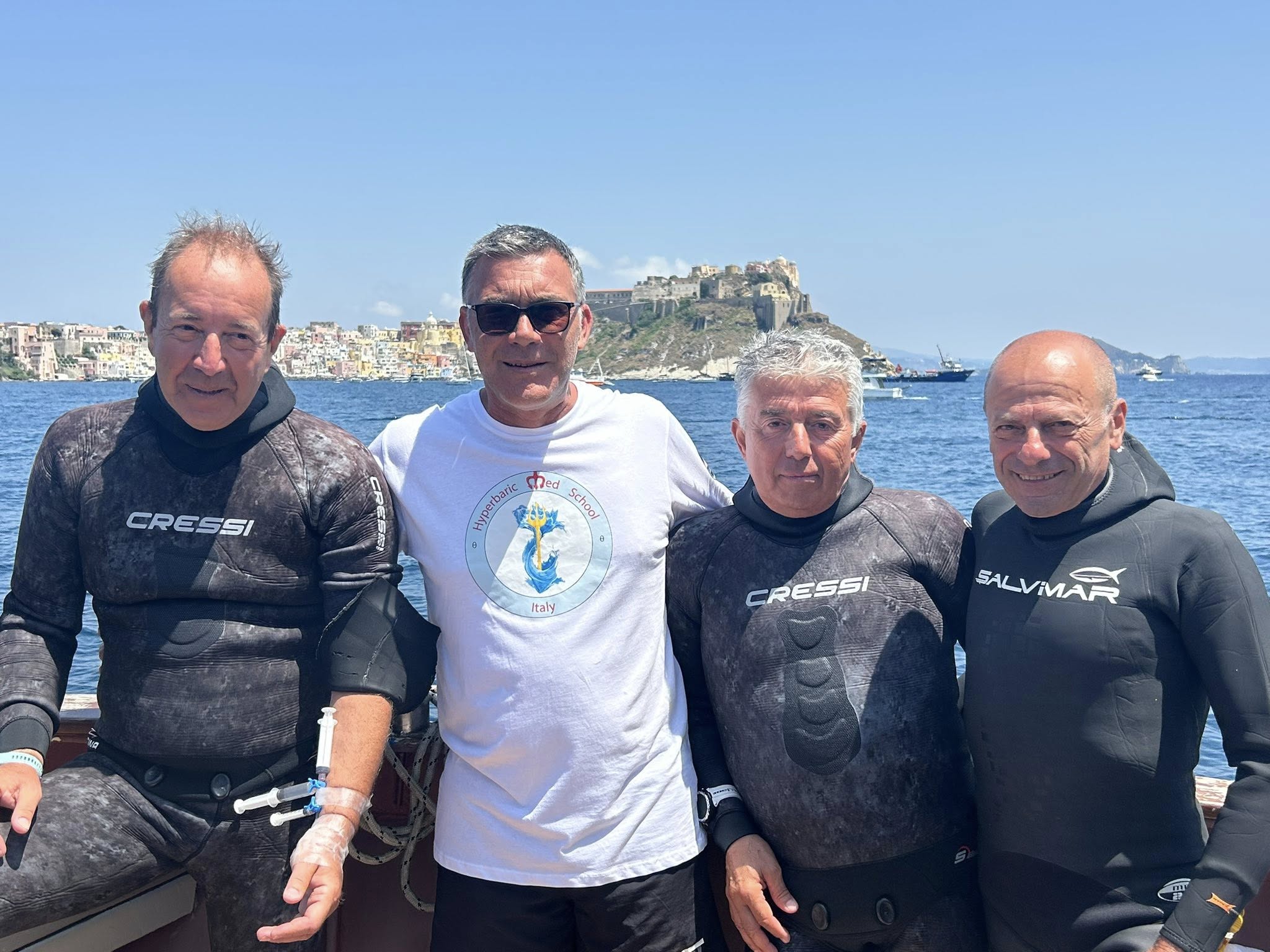 Foto Il prof Bosco con gli istruttori di apnea M Mardollo, M Oreffice e P Parzanese