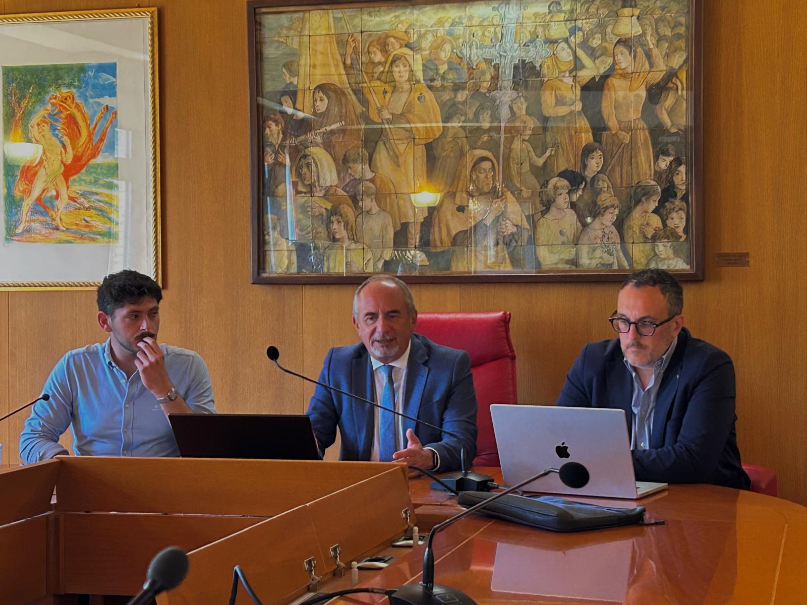 Foto - Conferenza stampa 22.05.2026 - (da sx Basher Amuri, Rettore Stuppia, Marco Costantini)