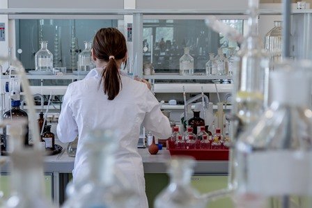 Farmacista in un laboratorio