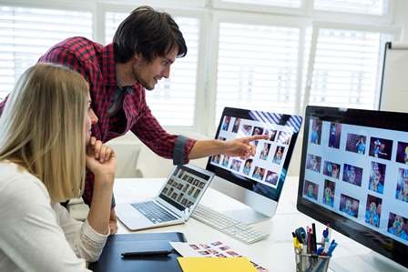 Studenti che studiano al pc