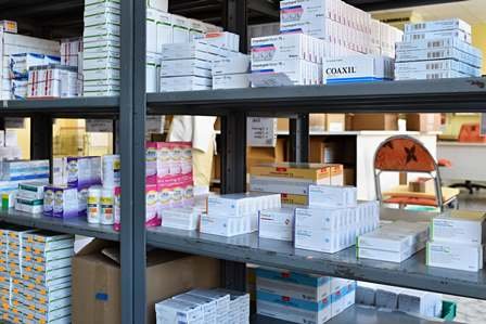 Scaffali con farmaci