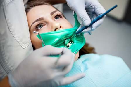 Paziente durante una seduta di IGIENE_DENTALE