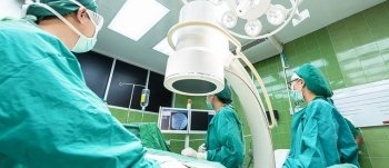 Sala operatoria con medici