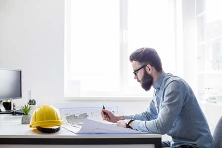 Ingegnere al tavolo di lavoro