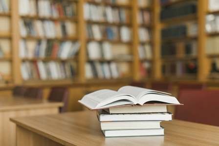 Libri su un tavolo di una biblioteca