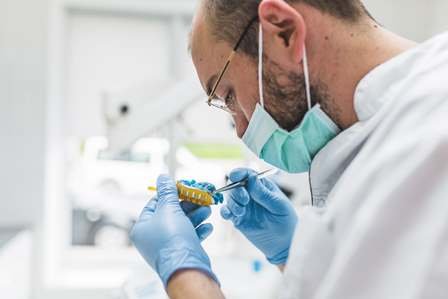 Odontoiatra al lavoro