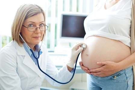 Ostetrica visita una mamma