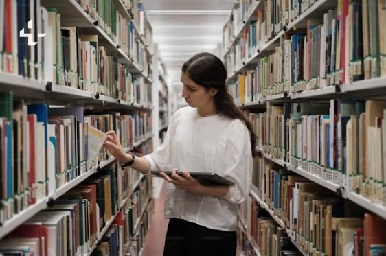 Ragazza in biblioteca