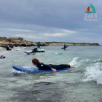 Persone su tavola da windsurf