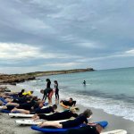 Persone su tavola da windsurf