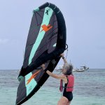 Donna su windsurf