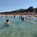 mare con bagnanti
