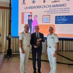Foto - A sinistra l’Ammiraglio Lorenzo Rondinini, al centro il professor Aristide Saggino, a destra l’Ammiraglio Tarabotto